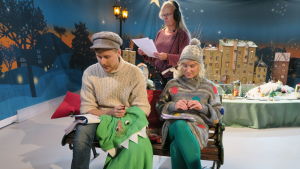 Isa Skeppar regisserar BUU-klubbsledarna Eva Fyrqvist och Staffan Gräsbeck. BUU-klubbsledarna Staffan och Eva tillsammans med regissören Isa Skeppar spelar in julkalendern för Yle Fem.