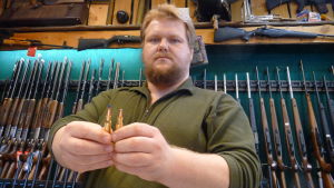 Matias Dahlberg säljer ammunition och vapen i sin affär – men också fyrverkeripjäser året runt. Matias Dahlberg med de två typerna av ammunition. Blyfritt i höger hand.