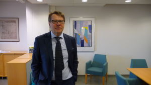 Landskapsdirektör Kari Häkämies. Kari Häkämies, landskapsdirektör i Egentliga Finland.