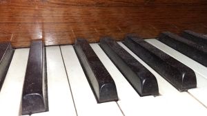 pianon koskettimet