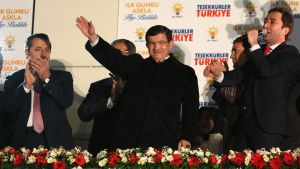 Premiärminister Ahmet Davutoğlu (i mitten) höll ett segertal i Ankara. Premiärminister Ahmet Davutoglu håller segertal i Ankara.