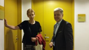 Tuula Sarotie ja Lauri Kivinen taiteilijahuoneen ovella. Tuula Sarotie, Lauri kivinen