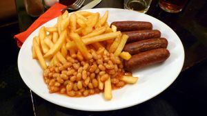 Pommes, vita bönor och ... vegekorv! Pommes frites, vita bönor och vegetarisk korv.