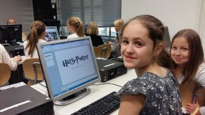 Äidinkielen tunnilla tehtiin PowerPoint-esityksiä oppilaiden valitsemista aiheista. Viikin norssin 4-luokkalaiset tietokoneluokassa.