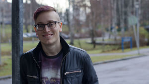 Axel Åhman debuterade i våras med novellsamlingen "Klein". Axel Åhman poserar