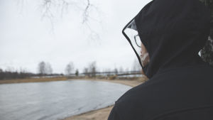 Flera vårdare som uttalat sig har velat vara anonyma. Nu måste man öppna upp så de vågar berätta, säger Sofia Ulfstedt. man tittar ut över vatten
