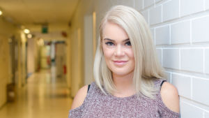 - Vi har ett ansvar att lära tävlandena att posera smakfullt och bra trots att de är lätt klädda, säger Rosanna Kulju, arrangör för tävlingen Miss Helsinki Rosanna Kulju
