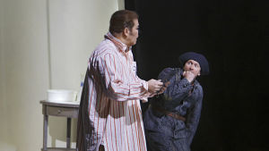 Var är näsan?! Vladimir Samsonov och Andrej Popov som Kovaljov och hans betjänt Ivan. Foto från Näsan på Nationaloperan.