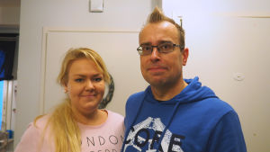 Elisa ja Jari Karjalainen arvostavat ravintolassa nopeutta. Elisa ja Jari Karjalainen.