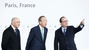 Titta! Framtiden är ljus! Frankrikes president Francois Hollande, FN:s generalsekreterare Ban Ki-moon och Frankrikes utrikesminister Laurent Fabius.