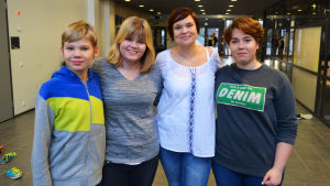 Niclas Vanhanen, Alexandra von Sybel, rektor Agneta Torsell och Jessica Backman i Lagstads skola. rektor och elever i lagstads skola