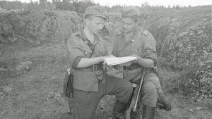 Vänrikki Puhakka ja ylikersantti Paavo Kasper Vuosalmella elokuussa 1944.
