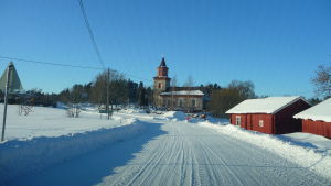 Värdefull kulturmiljö finns i alla de åboländska byarna, som här i Norrby. Iniö kyrka