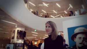 Nora Hämäläinen sitter i Kafé Gaudeamus intill Helsingfors universitets nya studentbibliotek.
