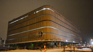 Busholmens bunker är bara en tillfällig hemvist för rollerderbyföreningen KRR. Busholmens betongbunker i kvällsljus