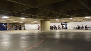 Ideala lokaler för rollerderby är svåra att få. Rollerderbyträningar i Busholmens bunker
