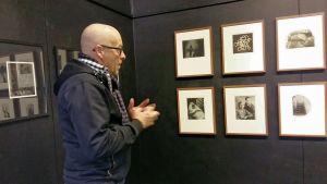 Leif Strengell berättar om sina verk i utställningen Melancholia på Black Wall Gallery i Vasa. Leif Strengell berättar om sina verk i utställningen Melancholia på Black Wall Gallery i Vasa.