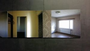 Fotoverk tagna i Leif Strengells barndomshem, strax innan huset såldes. Verken är hängda så att mellanrummet mellan dem motsvarar springorna i väggskivorna i huset. Fotoverk tagna i Leif Strengells barndomshem, strax innan huset såldes. Verken är hängda så att mellanrummet mellan dem motsvarar springorna i väggskivorna i huset.