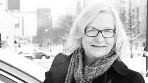 "Jag skulle åka kollektivt om det gick tåg". Svartvit profil av Pia Fagerholm-Mård