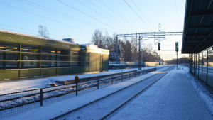 Tåg är behändigt, men det är busstrafiken som utvecklas österut. Tågräls i snöskrud.