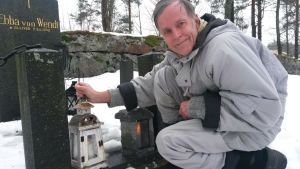För Gustaf Molander, geriatriker, psykolog och docent i social gerontologi, var det ett aktivt val att inte skaffa barn. Gustaf Molander, Gustaf Molander, psykolog, geriatriker, döden, ljus, grav, lykta, Kyrkslätt, gravgård,