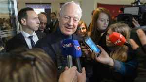 Om fredsförhandlingarna misslyckas en tredje gång är hoppet förlorat, sa FN-sändebudet Staffan de Mistura. FN-sändebudet för Syrien, Staffan de Mistura, omgiven av journalister under Syriensamtalen i Genève 31.1.2016