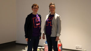 Anna Finnilä och Tove Vesterbacka är glada att kunna visa upp den stora utställningssalen. Om tre månader ska här finnas också annat än målpytsar och sopborstar. Anna Finnilä och Tove Westerbacka på Helsingfors nya stadsmuseum.