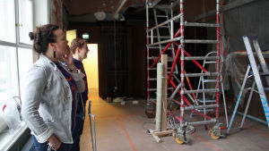Snart klart. Tove Vesterbacka och Anna Finnilä följer med renoveringen i Falkmans ficka. Anna Finnilä och Tove Westerbacka på Helsingfors nya stadsmuseum.