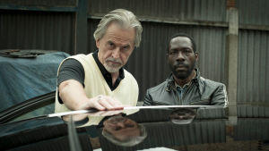 Rikollispomo Roachin (Trevor Eve, vas.) apurina toimii Docker (Gary Beadle). Taipumaton-sarja, yle tv1