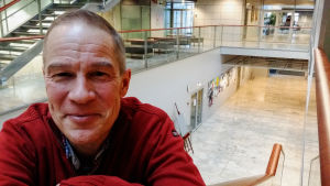 Mikael Fogelholm äter inga vitaminer på burk. Mikael Fogelholm i universitetets utrymmen i Vik.