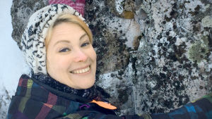 Geomikrobiologi Lotta Purkamo tutkii kallioperän mikrobien kautta elämän rajoja maapallolla, mutta myös muualla avaruudessa. Prisma Studio, yle tv1