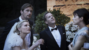 Alexander Skarsgård, Kirsten Dunst, Kiefer Sutherland ja Charlotte Gainsbourg. Alexander Skarsgård, Kirsten Dunst, Kiefer Sutherland ja Charlotte Gainsbourg Lars von Trierin elokuvassa Melankolia.