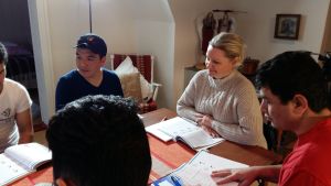 Päivi Storgård lär "sina afghanska pojkar" finska och svenska Päivi Storgård undervisar asylsökande i Strömfors.