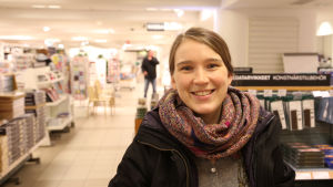 Linda Forss får ofta böcker i present och köper därför sällan själv böcker. Linda Forss på Akademiska bokhandeln i Helsingfors.