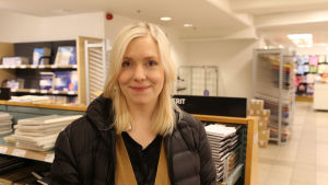 Christa Björkstam köper både böcker, tidningar och pappersprodukter. Christa Björkstam på Akademiska bokhandeln i Helsingfors.