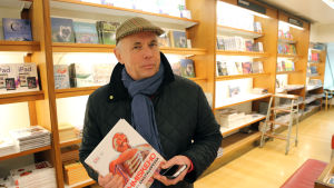 Johan Tallberg sökte en faktabok om människokroppen. Johan Tallberg på Akademiska bokhandeln i Helsingfors.