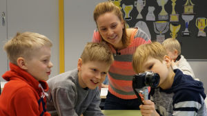 Opettaja Hanna-Riikka Ikonen ja Metsolan ala-asteen oppilaita Metsolan ala-aste, Hanna-Riikka Ikonen, kamerakynäpedagogiikka, oppilaita