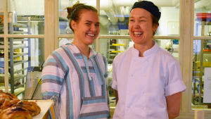 Nita Rehtonen står bakom kassan och Anna Sörensson är ägare och kock på cateringföretaget Mat, som har kök, butik och lunchkrog på Stora Robertsgatan. anna Sörensson är ägare och kock i Mat på Stora Robetsgatan