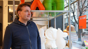 Niklas Wikström i sin inredningsbutik som vetter mot Stora Robertsgatan och Annegatan. Niklas Wikström, ägare på Formverk, ser ut mot Stora Robergsgatan.