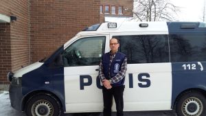 Överkonstapel Heikki Vatanen fotograferas gärna med polisbilen. Överskonstapel Heikki Vatanen, polisen i Ilomants