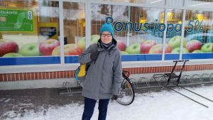 Pia Viitala tror att folk känner sig otrygga. Pia Viitala vid butiken i Ilomants