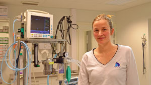 Laura Laakso är utvecklimngsdirektör på Evidensia. Utvecklingsdirektör Laura Laakso poserar vid en anestesiapparat.