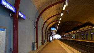 Tågstation i tunnel.