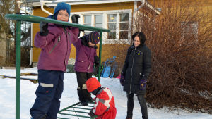 Lenni (till vänster) går i finsk skola, syskonen Emil och Vilja i finskt dagis bara hundra meter hemifrån. Johanna Nuorteva och hennes man valde den finska närskolan framom den svenskspråkiga skolan som ligger längre bort. Lenni, Emil och Vilja går i finsk skola och finskt dagis. Mamman heter Johanna Nuorteva.