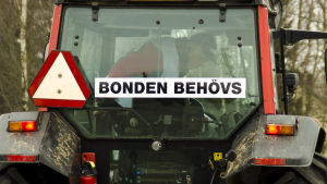 Traktorerna pryddes med banderoller. Traktor med banderoll där det står "Bonden behövs".
