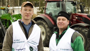 Erik Perklén och Mats Nylund säger att pengarna är slut för jordbrukarna. Erik Perklén och Mats Nylund på väg på demonstration.