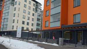 Om två veckor flyttar Alexander Granholm in i ett splitternytt hus i Vandastadsdelen Kivistö. Hyran på Nordsjötvåan trissades upp till mer än 1000 euro. Alexander Granholm bor i ett singelhushåll. Han flyttar till Kivistö från Nordsjö i jakt på billigare hyra.
