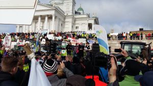 Statsminister Juha Sipilä och finansminister Alexander Stubb mötte arga jordbrukare på Senatstorget i Helsingfors 2016. Regeringen på bondeprotest