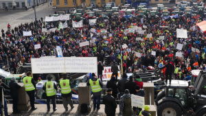 Bönder demonstrerade i Helsingfors år 2016. Lantbrukare demonstrerar på Senatstorget i Helsingfors.