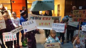 Protester utanför fullmäktigesalen. Demonstration utanför fullmäktigesalen